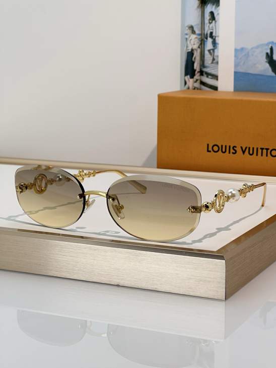Picture of Louis Vuitton Sunglasses _SKUfw81854677fw